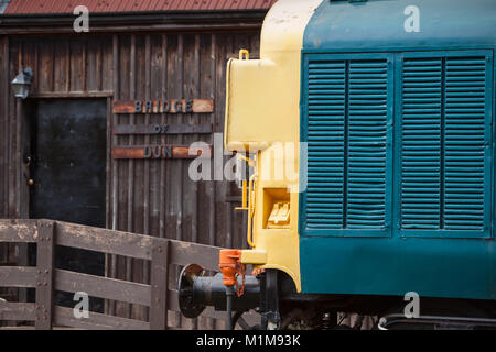 Classe 37 locomotiva diesel ripristinate al Caledonian Ferrovie. Seduti al ponte della stazione di Dun. Brechin. Scozia UK Foto Stock