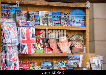 LONDON, Regno Unito - 28 ottobre 2012: Street stallo di souvenir con tagliare le cartoline per la vendita Foto Stock