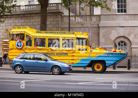 LONDON, Regno Unito - 28 ottobre 2012: London Duck Tours veicolo anfibio nella parte a terra del London tour Foto Stock