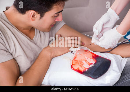 Paziente ottenere la trasfusione di sangue in ospedale Foto Stock