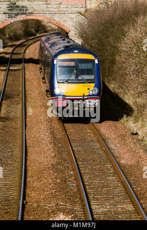 Costa Orientale di " commuters " treno diesel, a nord di Montrose. Angus Scozia Scotland Foto Stock