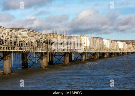 Opere di ingegneria. Manutenzione e riparazione di east coast railway ponte sul bacino di Montrose Scozia UK Foto Stock