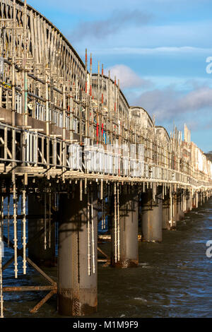 Opere di ingegneria. Manutenzione e riparazione di east coast railway ponte sul bacino di Montrose Scozia UK Foto Stock