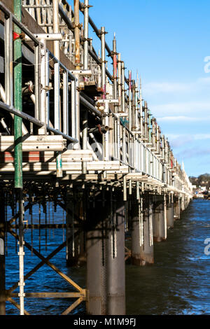 Opere di ingegneria. Manutenzione e riparazione di east coast railway ponte sul bacino di Montrose Scozia UK Foto Stock