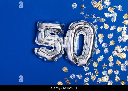 Lamina d'argento numero 50 palloncino su uno sfondo blu con glitter gonfetti Foto Stock