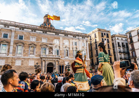 Barcellona, Spagna - 29 Maggio 2016: pupazzi giganti Gigantes del Corpus Christi festival di muoversi tra gli spettatori di fronte allo storico municipio con sp Foto Stock