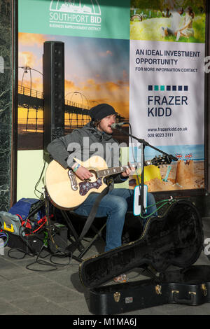 Southport cantante, o Matt Fearon o Matteo Fearon, artista solista da Leicester a suonare la chitarra in Southport, Merseyside, Regno Unito Foto Stock