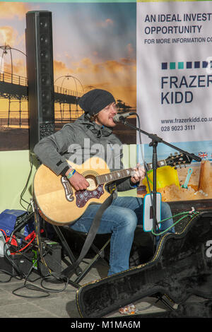 Southport cantante, o Matt Fearon o Matteo Fearon, artista solista da Leicester a suonare la chitarra in Southport, Merseyside, Regno Unito Foto Stock