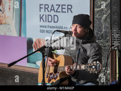 Southport cantante, o Matt Fearon o Matteo Fearon, artista solista da Leicester a suonare la chitarra in Southport, Merseyside, Regno Unito Foto Stock