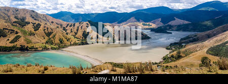 Elevata vista panoramica di Golden Bay, Nelson, Nuova Zelanda con mare turchese incontro spiaggia sabbiosa e le montagne sullo sfondo Foto Stock