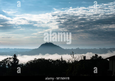 Campobasso, Italia, al crepuscolo skyline in un giorno di nebbia. Castello Monforte e monti silhouette Foto Stock