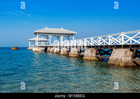Legno waterfront pavilion in Koh si isola chang, Thailandia. Ponte AsDang. Foto Stock