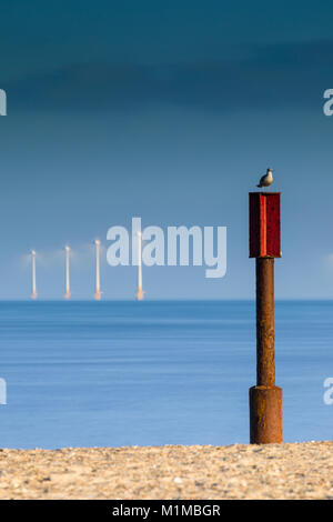 Scroby Sands off-shore wind farm in una luminosa giornata di sole a Caister, Norfolk, Inghilterra Foto Stock