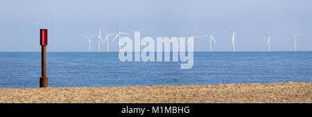 Scroby Sands off-shore wind farm in una luminosa giornata di sole a Caister, Norfolk, Inghilterra Foto Stock