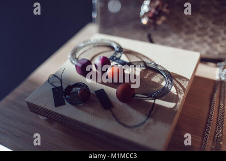 Ready-made costume jewelery dal vetro veneziano. Foto Stock