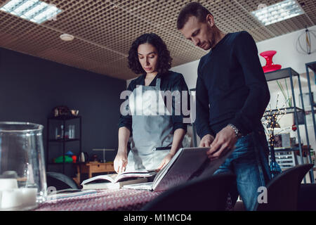 Maestri che rendono i gioielli di vetro veneziano nel loro laboratorio. Foto Stock