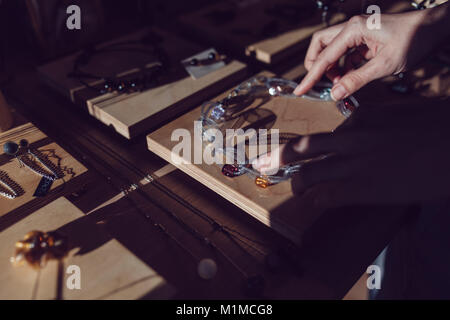 Ready-made costume jewelery dal vetro veneziano. Foto Stock