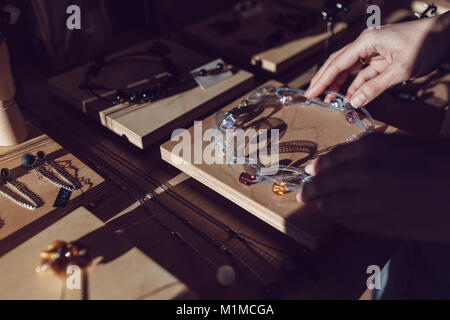 Ready-made costume jewelery dal vetro veneziano. Foto Stock