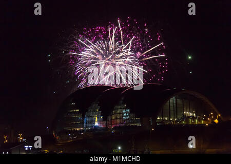 Newcastle, Inghilterra - Dicembre 31, 2017: Fuochi d'artificio a Newcastle Quayside oltre Il Sage Gateshead sala da concerto di Capodanno. Foto Stock