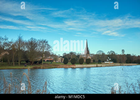 Sunny dicembre visualizzazione Visualizzazione di proprietà del National Trust di Clumber Park attraverso Clumber Lago. Nottinghamshire Foto Stock