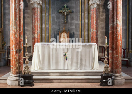 All'interno di una chiesa che mostra l'altare. La chiesa è chiesa dell incarnazione chiesa cattolica romana a New York. Foto Stock