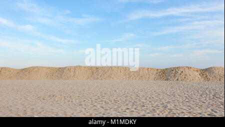 Una spiaggia di sabbia con grandi dune al punto piacevole, New Jersey Foto Stock