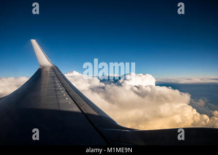 Vista al di sopra delle nuvole da un aereo durante il volo Foto Stock