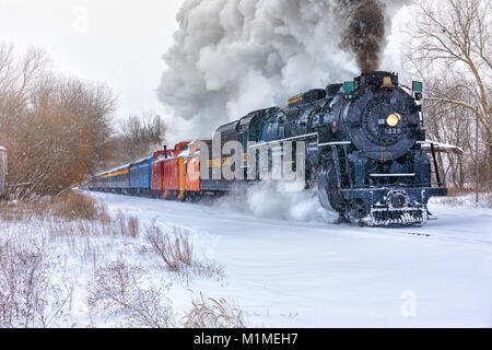 Il Pere Marquette 1225 "Polo nord Express" cuoce a vapore lungo la pista innevata su un giorno d'inverno. Foto Stock