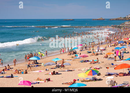 I turisti in estate sulla spiaggia Milady a Biarritz, Francia Foto Stock