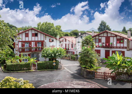 Labordine tradizionali case del borgo di Ainhoa, Paese Basco, Francia Foto Stock