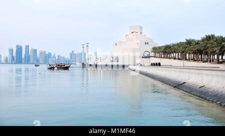 Bellissimo design del Museo di arte islamica edificata nel 2008 da un architetto I. M. Pei, Doha, Qatar. Grande raccolta di capolavori della cultura araba. Foto Stock