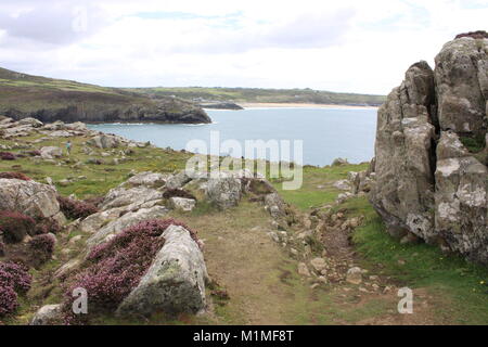 E Llangrannog Cilborth, Cove, Cardigan Bay, sentiero costiero, Galles Foto Stock