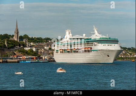 Crociera "visione del mare" oscilla in Cobh, Irlanda come ella salpa per il suo successivo porto di chiamata su una giornata d'estate con copia spazio. Foto Stock