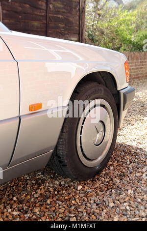 Chiudere l immagine di un Regno Unito registered 1993 Mercedes Benz 190e che mostra la parte anteriore off ala laterale. Foto Stock