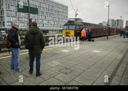 Gli appassionati di ferrovia e di classe 57 locomotiva diesel 57315 presso la stazione centrale di Cardiff, Galles. Foto Stock