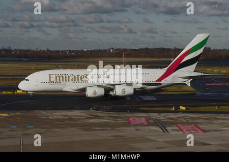 Duesseldorf, Germania - 05 Gennaio 2017: Airbus A380-800 di Emirates Airline rullaggio presso l'aeroporto di Duesseldorf Foto Stock