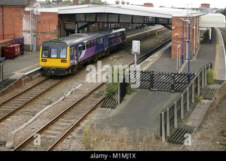 Nord classe rampa 142 diesel multiple unit arrivando a Grimsby Town station, UK. Foto Stock