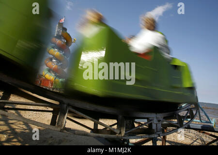 Piccolo rollercoaster, a Helter Skelter e grande ruota, Cleethorpes, North East Lincolnshire, Regno Unito. Foto Stock