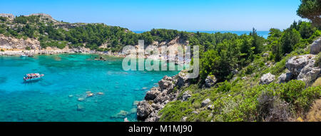 Vista panoramica di Ladiko Anthony Quinn Bay. Rhodes, isole Dodecanesi, Grecia, Europa Foto Stock