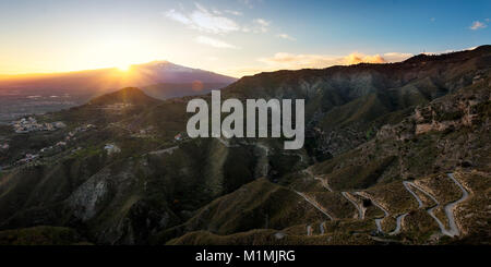 Tramonto sull'Etna e sul Golfo di Catania, vista da Taormina, Sicilia, Italia Foto Stock