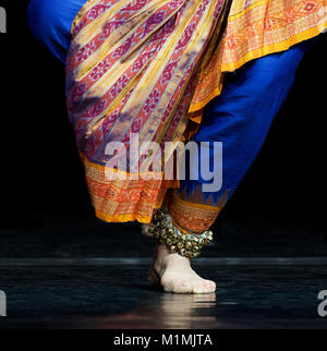 Close-up di una donna in un costume indiano dancing Foto Stock