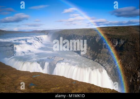 Rainbow su Cascate Gullfoss, Islanda Foto Stock