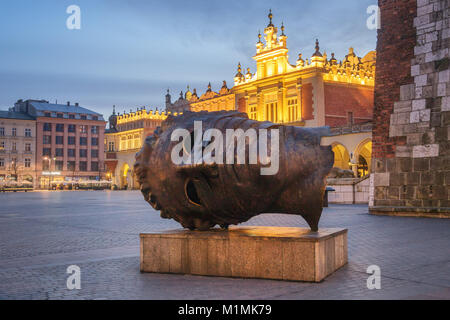 Testa in bronzo di eros bendato, Krakau - Polonia Foto Stock