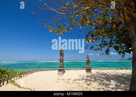 Tempio indù sulla spiaggia di Pengantap, West Nusa Tenggara, Indonesia Foto Stock