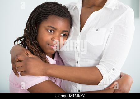 Close-up di una Figlia abbracciando la Madre con amore Foto Stock