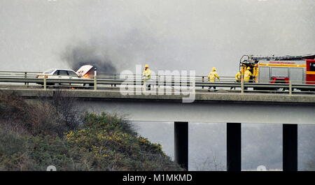 AJAXNETPHOTO. SOUTHAMPTON, Inghilterra. - M27 RTA. - Incendio sulla vettura su M27 HAMBLE RIVER BRIDGE. Foto:JONATHAN EASTLAND/AJAX REF:6083 36 00 1 Foto Stock