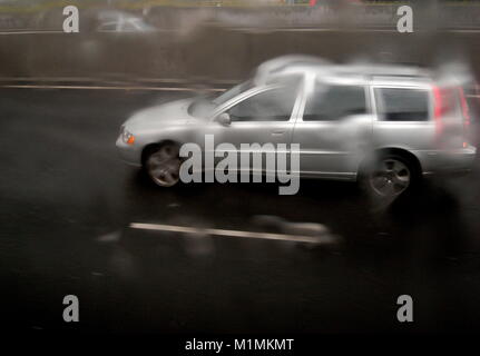 AJAXNETPHOTO. M25 Autostrada, Inghilterra. - Condizioni di bagnato sulla M25 Autostrada. Foto:JONATHAN EASTLAND/AJAX REF:RGX72906 10933 Foto Stock