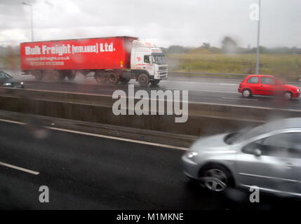 AJAXNETPHOTO. M25 Autostrada, Inghilterra. - Umido e condizioni tempestose sulla M25 Autostrada. Foto:JONATHAN EASTLAND/AJAX REF:RGX 72906 10931 Foto Stock