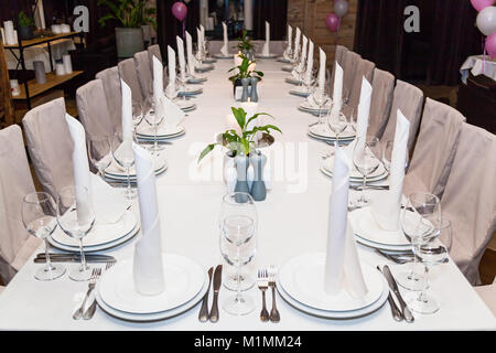 Bianco tavola festiva con le candele per la cena. Tabella per banchetti Foto Stock