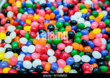 Un'immagine ravvicinata di un sacco di Jelly Beans in un contenitore grande Foto Stock